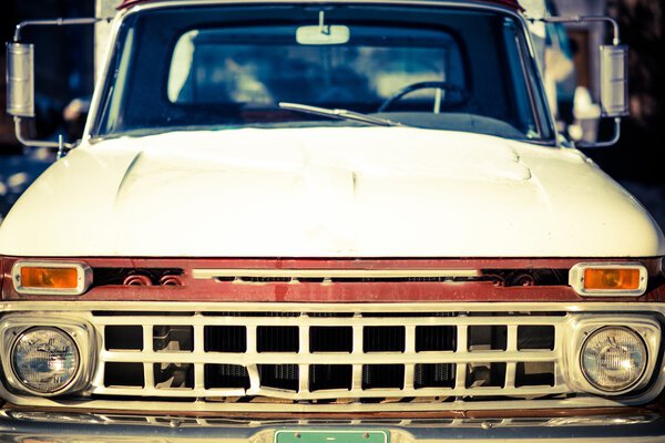 Фронт пожилых грузовиков крупный план
