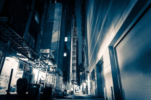 Gran callejón de la ciudad por la noche — Foto de Stock