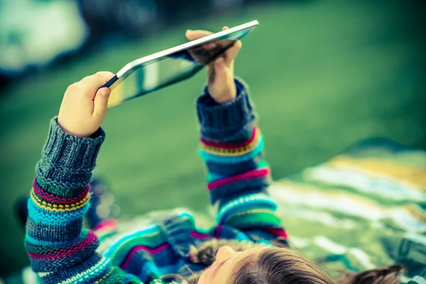 Dívka v parku s tabletem — Stock fotografie