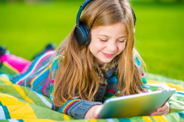 Girl Playing Tablet in a Park — Stock Photo, Image