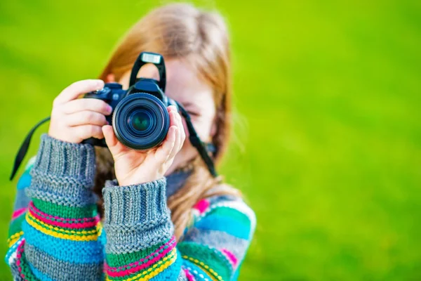 Fille prenant des photos par DSLR — Photo