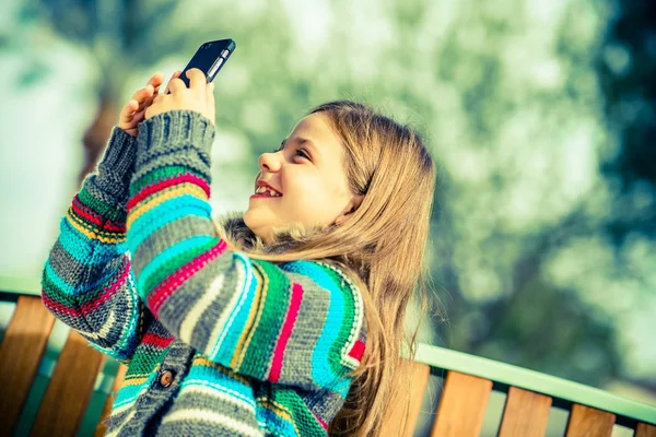 Menina tomando Smartphone Pictures — Fotografia de Stock