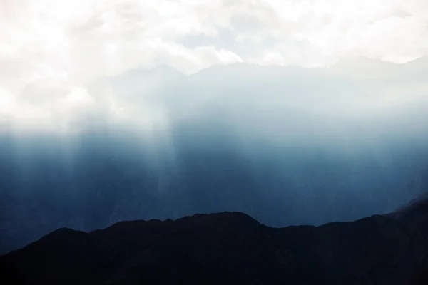 Licht durch die Wolken — Stockfoto