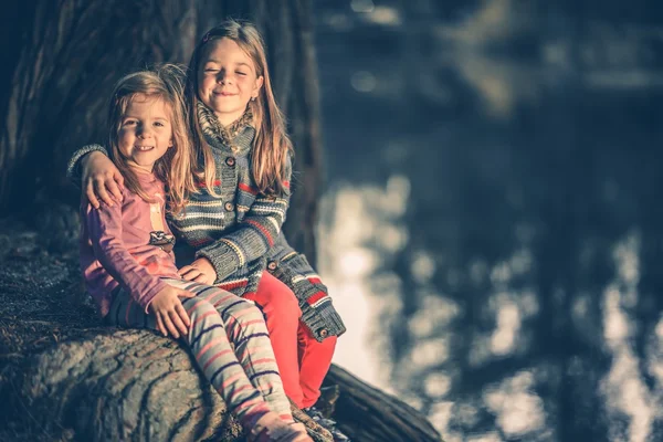 Hermanitas en el lago —  Fotos de Stock