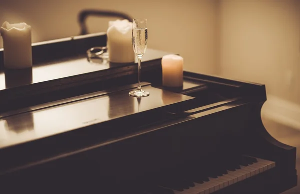 Noite solitária com piano — Fotografia de Stock