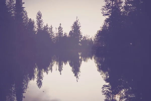 A paisagem do lago nebuloso — Fotografia de Stock