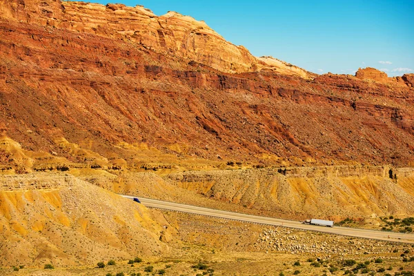 LKW auf der utah highway — Stockfoto