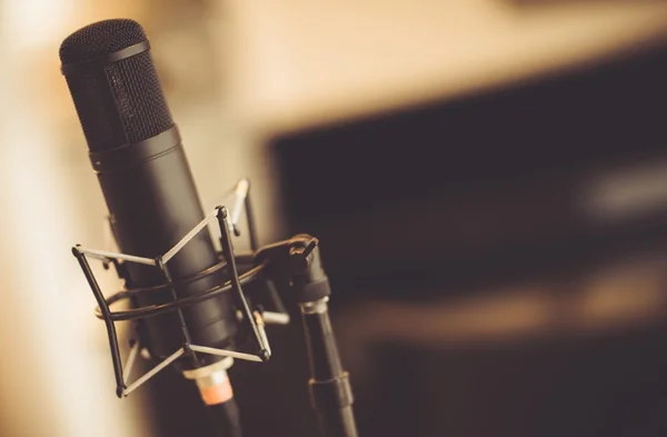 Röhrenmikrofon im Studio — Stockfoto