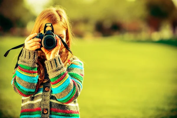 Kavkazská dívka s fotoaparátem — Stock fotografie