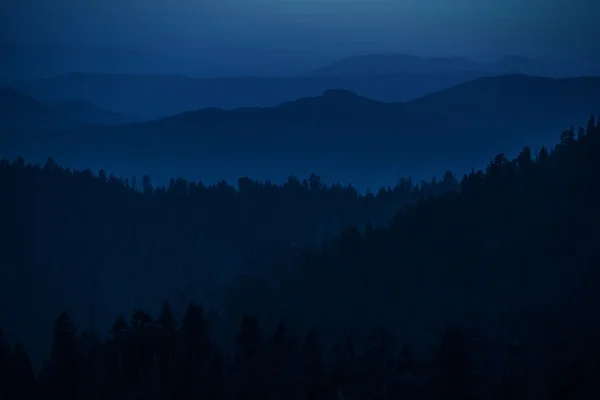 Silhouettes des collines de montagne — Photo