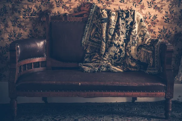 Vintage Sofa and Vintage Blanket — Stock Photo, Image