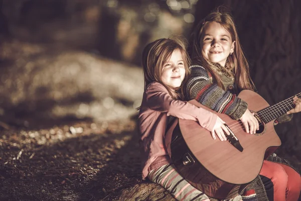 Unga flickor spelar gitarr — Stockfoto