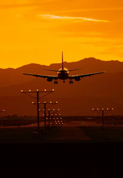 Vliegtuig reizen bij zonsondergang — Stockfoto