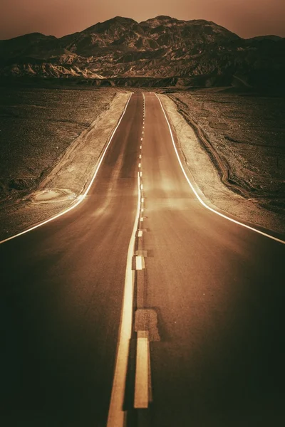 Estrada do deserto para lugar nenhum — Fotografia de Stock