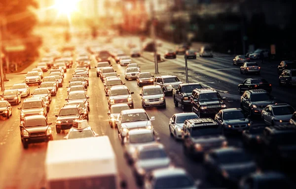 Traffico autostradale al tramonto — Foto Stock