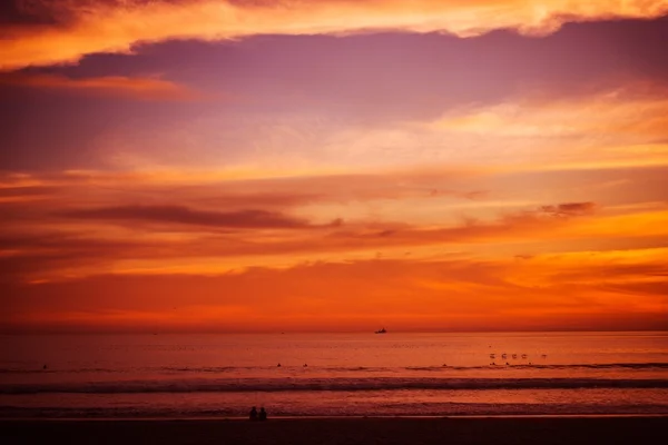 Pôr-do-sol praia avermelhada — Fotografia de Stock