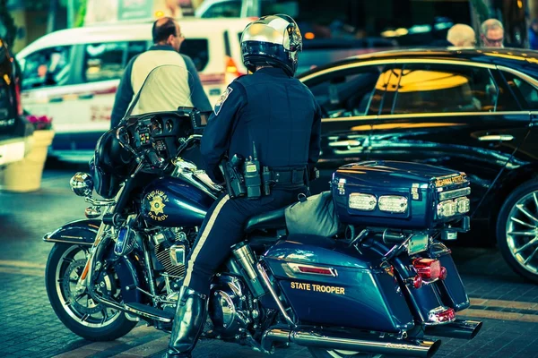 State Trooper op motorfiets — Stockfoto