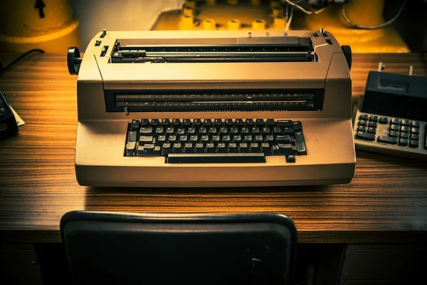 Máquina de escrever elétrica vintage — Fotografia de Stock
