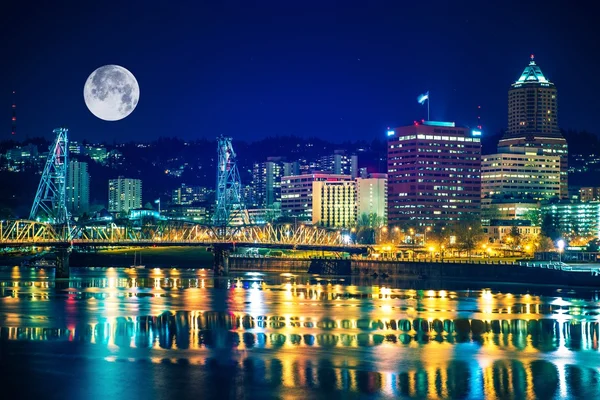 Portland Skyline con Luna — Foto Stock