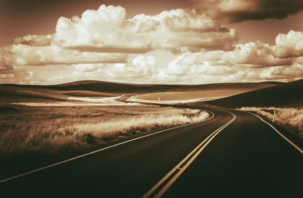 Landschaftlich kurvenreiche Straße — Stockfoto