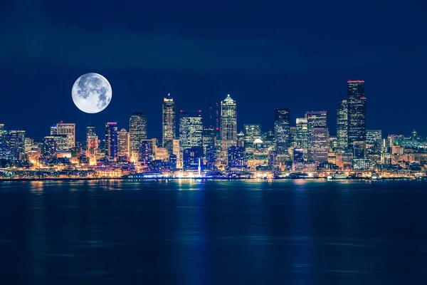 Seattle och månen Skyline — Stockfoto