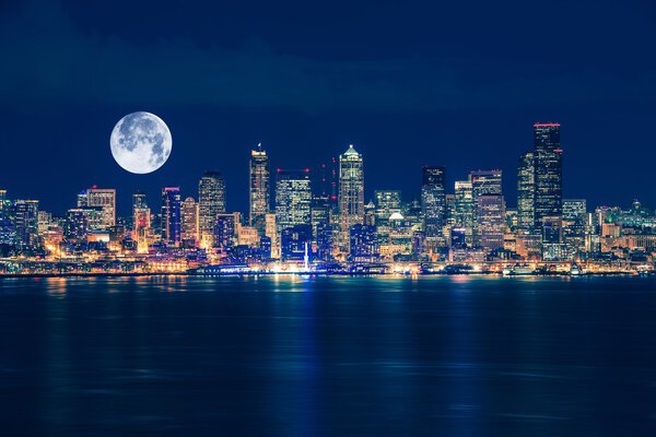 Сиэтл и лунное небо
