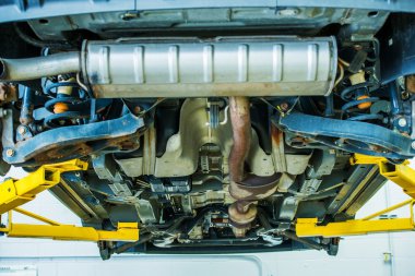 Araba tamir bir asansör üzerinde