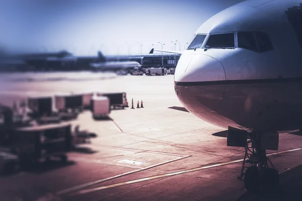 Airplane and the Airport — Stock Photo, Image