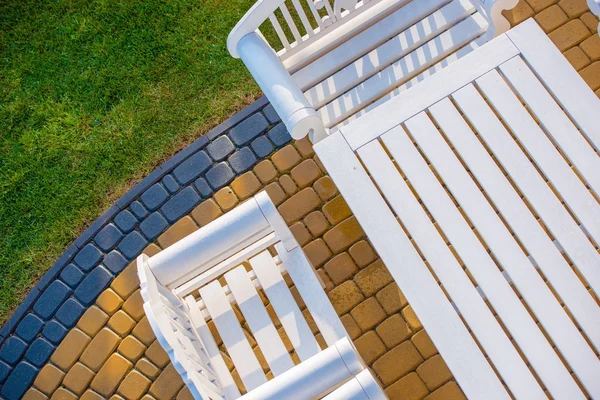 Gartenmöbel im Hinterhof — Stockfoto