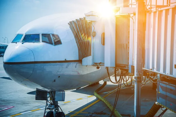 Avión acoplado Jet Bridge — Foto de Stock