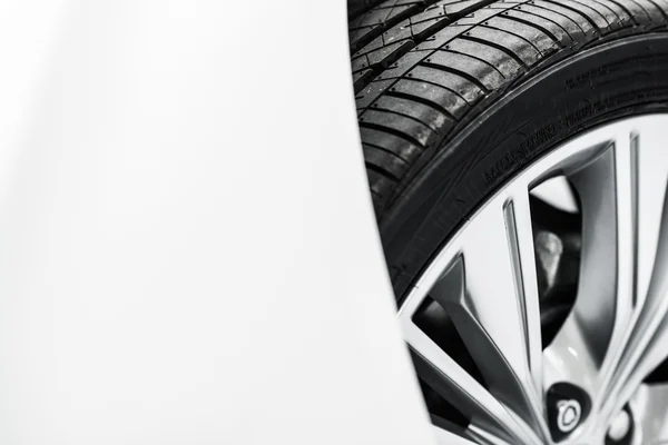 Carro novo pneu closeup — Fotografia de Stock