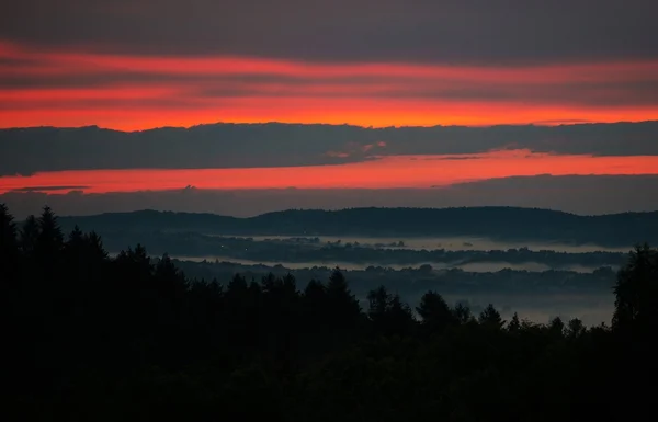 Malerische neblige Hügel bei Sonnenuntergang — Stockfoto