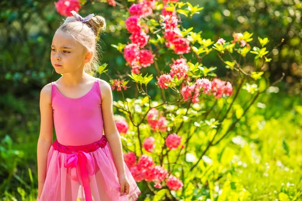 Pembe elbiseli kız. — Stok fotoğraf