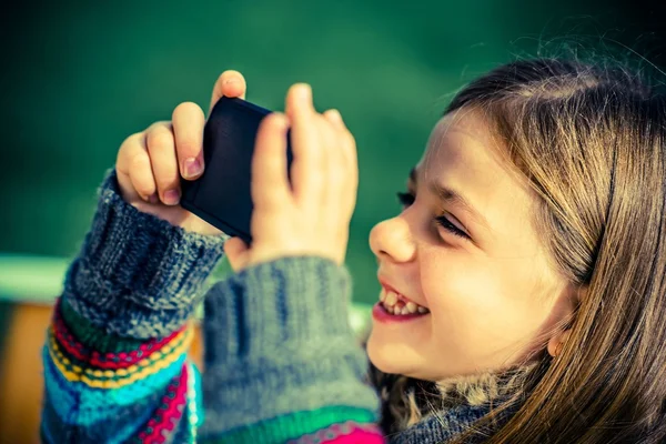 Meisje met cellphone — Stockfoto