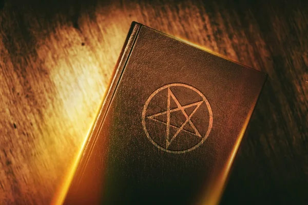 Livro misterioso com pentagrama — Fotografia de Stock
