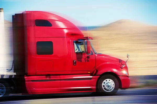 Rode Semi vrachtwagen op de weg — Stockfoto