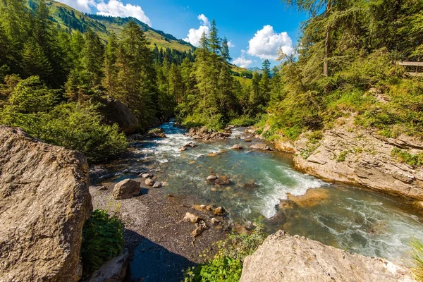 Alpejski rzeka w Szwajcarii — Zdjęcie stockowe