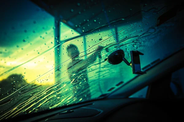 車のフロント ガラスのクリーニング — ストック写真