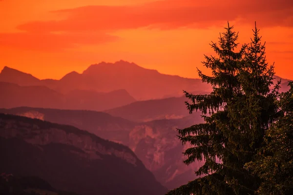 Zachód słońca tle góry — Zdjęcie stockowe