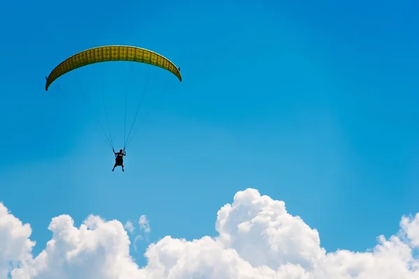 Paraquedas sobre o céu azul — Fotografia de Stock