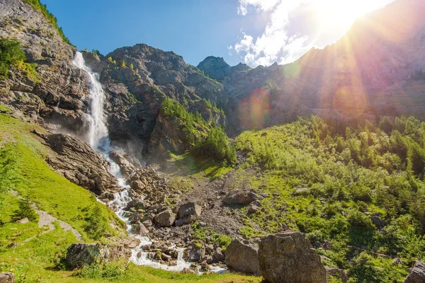 Adelboden watervallen landschap — Stockfoto