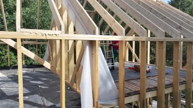 İşçiler açık havada güneşli bir günde yeni bir inşaat projesi için ahşap çerçeveler oluşturuyorlar..