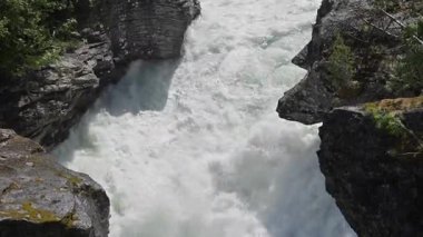 Güçlü su, büyük kayalarla çevrili dar bir kanyondan geçer. Stryn, Norveç.