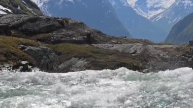 Nehirli Norveç Manzarası ve Patikada Yürüyüşçü.