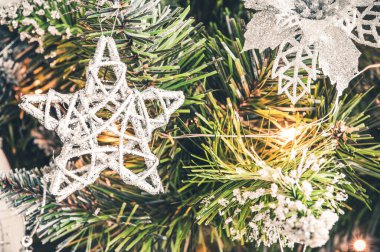 Noel ağacı süsleri ve ışıklar tatil sezonunda parlıyor.