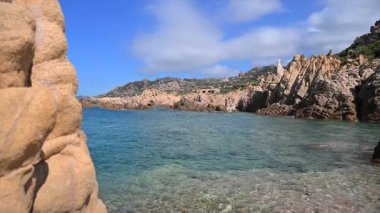 Rocky Sardunya Kıyı Şeridini ve Temiz Suları Güzel Bir Bölgede Keşfediyor