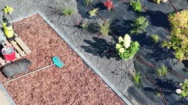 Bahçede gübre ve bahçe sağlığı için kumaş içeren bitkiler yetiştiriyorlar. Sulama sistemi yüklendi.