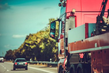 Açık bir günde, büyük bir avro kamyonu otoyol boyunca ilerlerken, onu takip eden bir araba da var..