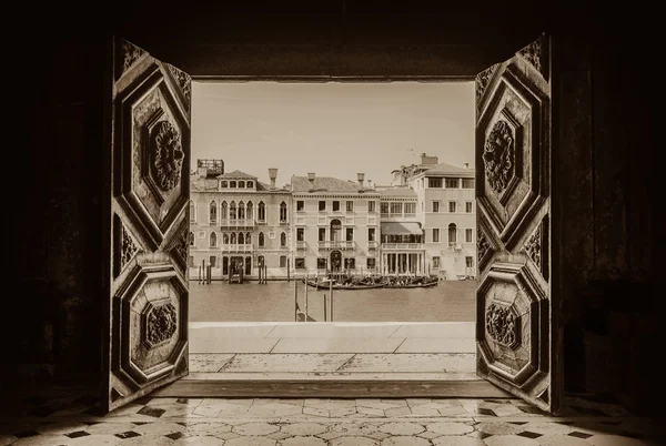 Дверь в Венецию — стоковое фото