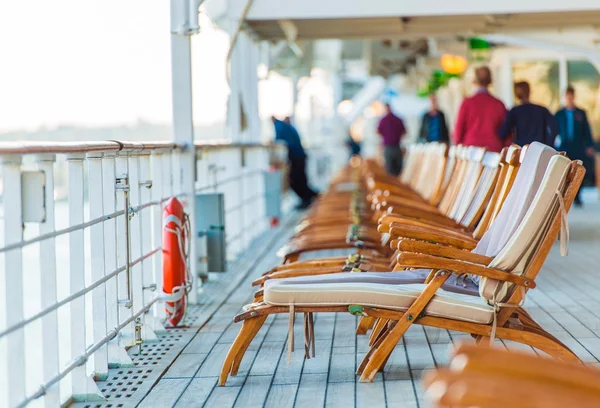 Liegestühle für Kreuzfahrtschiffe — Stockfoto